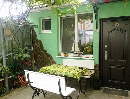фото 2х-комнатная квартира с индивидуальным двориком Ленина 31 в Алуште